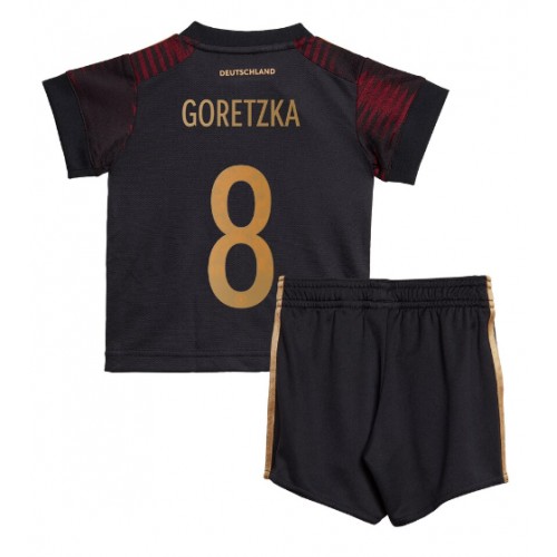 Otroški Nogometni dresi Nemčija Leon Goretzka #8 Gostujoči SP 2022 Kratek Rokav (+ Kratke hlače)